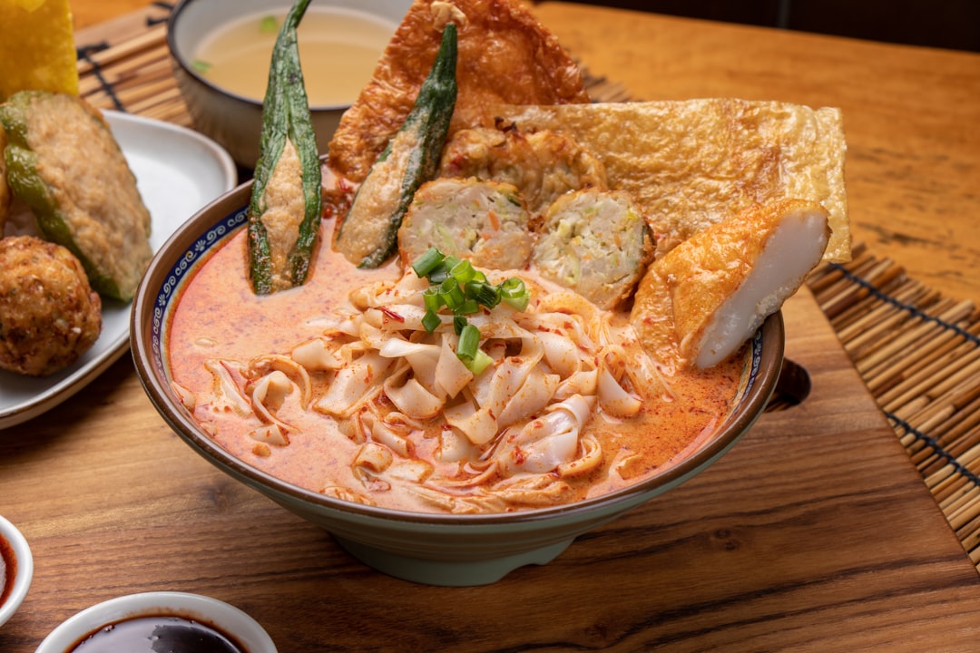 A Food Lover's Guide to Singapore: Must-Try Dishes and Where to Find Them